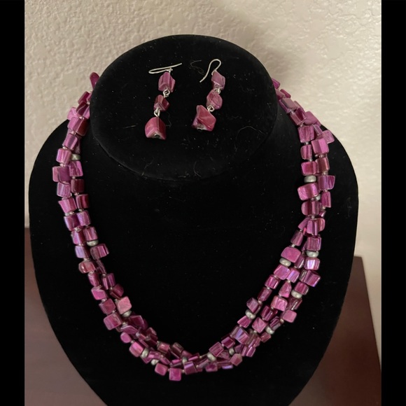 Crushed Shell Irregular Tumbled Fuchsia Color Necklace, Bracelet. and Earrings. - Picture 2 of 2